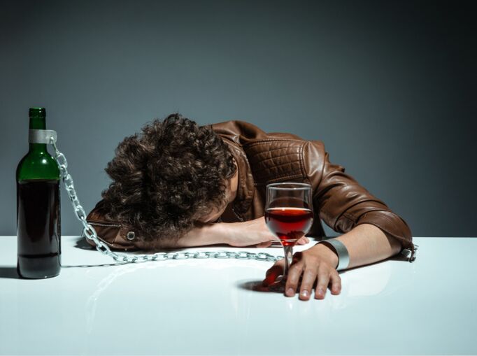 Alkoholaren mendekotasuna pairatzen duen gizona