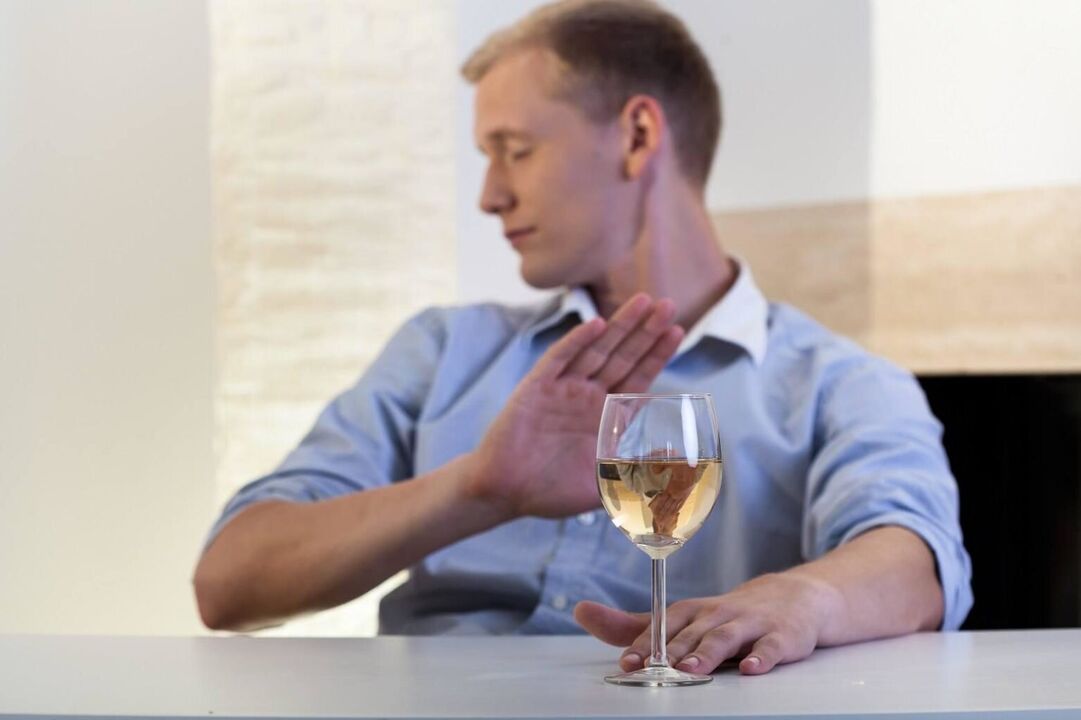 Arazoaz jabetu ondoren, gizon batek alkohola edateari utzi diezaioke bere kabuz